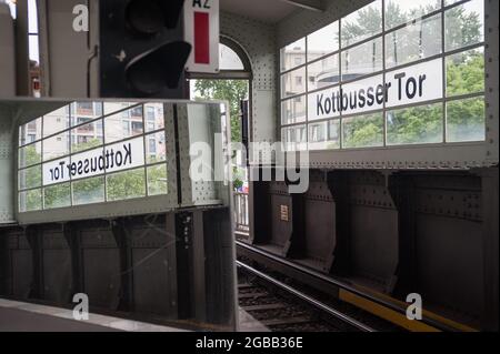 26.05.2016, Berlin, Deutschland, Europa - Plattform am erhöhten U-Bahnhof Kottbusser Tor im Bezirk Friedrichshain-Kreuzberg. Stockfoto