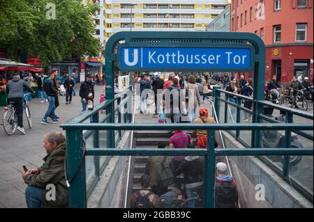 26.05.2016, Berlin, Deutschland, Europa - Alltagsszene am Eingang zur U-Bahnstation Kottbusser Tor im Stadtteil Kreuzberg. Stockfoto