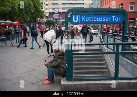 26.05.2016, Berlin, Deutschland, Europa - Alltagsszene am Eingang zur U-Bahnstation Kottbusser Tor im Stadtteil Kreuzberg. Stockfoto