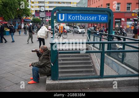 26.05.2016, Berlin, Deutschland, Europa - Alltagsszene am Eingang zur U-Bahnstation Kottbusser Tor im Stadtteil Kreuzberg. Stockfoto