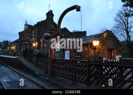 Goathland Station at Dusk on A Winters Night - North Yorkshire Heritage Railway - Steam Railway Station - Heartbeat Country - Großbritannien Stockfoto