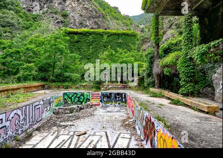 Verlorene Orte in Frankreich: Die Ruinen des Thermalbades Thermes de Thuès, vallée de la Têt, Pyrénées-Orientales, Frankreich Stockfoto