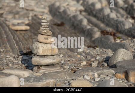 Ausgeglichene Steine an einem Kieselstrand Stockfoto