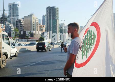 Beirut, Libanon. August 2021. Ein Unterstützer der libanesischen Streitkräfte pariert in Port, während die Behörden am 2. August 2021 die Gedenkstatue für die Geste in Beirut, Libanon, einweihen. (Elisa Gestri/Sipa USA) Quelle: SIPA USA/Alamy Live News Stockfoto