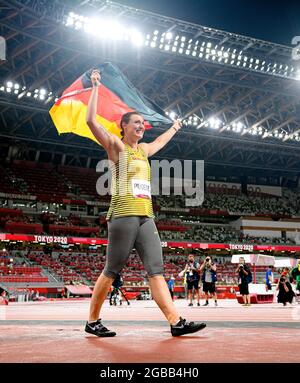 Tokio, Japan. 02. August 2021. Jubilation Kristin PUDENZ (GER/2. Platz) mit der Leichtathletik der Flagge, dem Frauen-Diskus-Wurffinale, dem Frauen-Diskus-Wurffinale, an den Olympischen Sommerspielen 2020 23.07, ab 02.08.2021. - 08.08.2021 in Tokio/Japan. â Credit: dpa/Alamy Live News Stockfoto