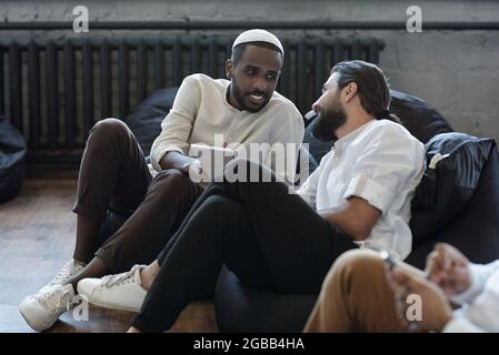 Zwei muslimische Geschäftsleute diskutieren bei einem Treffen über Arbeitspunkte Stockfoto
