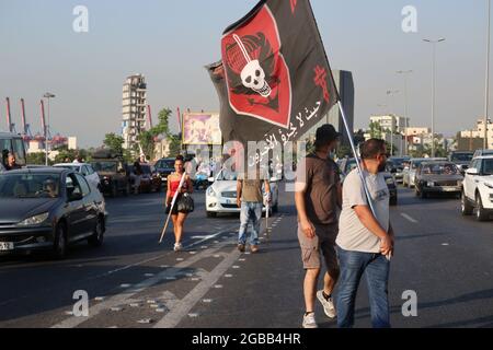 Beirut, Libanon. August 2021. Die Anhänger der libanesischen Streitkräfte-Partei marschieren am 2. August 2021 entlang des Hafens von Beirut, Libanon. Derweil weihen die Behörden die Gestengedenkstatue des libanesischen Künstlers Nadim Karam ein.(Elisa Gestri/Sipa USA) Quelle: SIPA USA/Alamy Live News Stockfoto