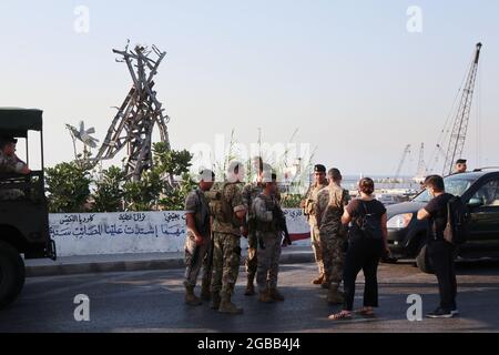 Beirut, Libanon. August 2021. Die libanesische Armee hindert Menschen und Presse daran, bei der Einweihung der Gesture-Gedenkstatue von Nadim Karam im Hafen von Beirut, Libanon, am 2. August 2021 mitzuwirken. (Elisa Gestri/Sipa USA) Quelle: SIPA USA/Alamy Live News Stockfoto