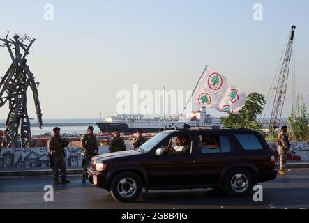 Beirut, Libanon. August 2021. Die Armee verhindert, dass Menschen und Presse bei der Einweihung am Hafen der Geste mitwirken, einer Gedenkstatue von Nadim Karam, Beirut, Libanon, am 2. August 2021. Währenddessen zieht ein Auto der Anhänger der libanesischen Streitkräfte entlang des Hafens.(Elisa Gestri/Sipa USA) Quelle: SIPA USA/Alamy Live News Stockfoto