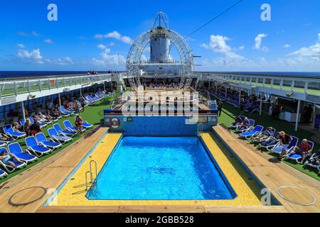 Blick auf das Pooldeck eines Kreuzschiffs an einem sonnigen Tag. Fotografiert an Bord des P&O-Liners Pacific Jewel Stockfoto