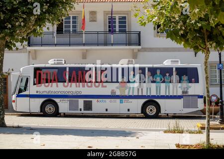 Coruna, Spanien - Juli 26 2021: Mobile Blutspendeeinheit vor dem Rathaus in Coruna Spanien geparkt Stockfoto