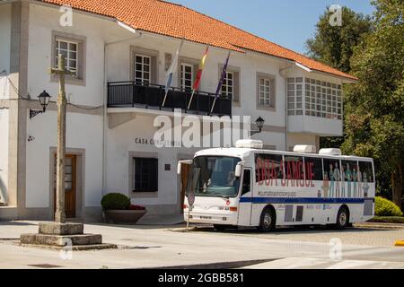 Coruna, Spanien - Juli 26 2021: Mobile Blutspendeeinheit vor dem Rathaus in Galicien, Spanien Stockfoto