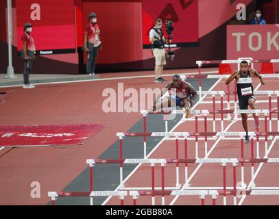 Tokio, Japan. August 2021. Läufer treten bei den Olympischen Sommerspielen 2020 in Tokio, Japan, am Dienstag, den 3. August 2021, in Runde 1 der 110-m-Hürden der Männer an. Foto von Bob Strong/UPI Credit: UPI/Alamy Live News Stockfoto