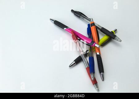 Vordergrund von Heap-Farbstiften auf weißem Hintergrund Stockfoto
