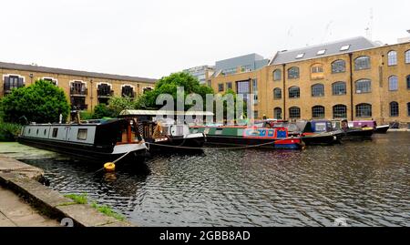 Eine bunte Reihe von Schmalbooten, die am Battle Bridge Basin in der Nähe von King's Cross in London festgemacht haben Stockfoto