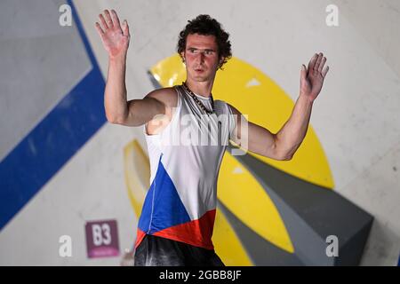 Tokio, Japan. August 2021. Der tschechische Bergsteiger Adam Ondra nimmt an der Boulder-Qualifikation während der Olympischen Sommerspiele 2020 in Tokio am 3. August 2021 Teil. Quelle: Ondrej Deml/CTK Photo/Alamy Live News Stockfoto