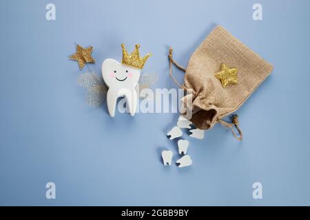Nationaler Tag Der Zahnfee. Kinder haben eine Fee. Niedlicher Zahn mit Flügeln, einer Krone und einem Zauberstab und einer Tasche mit Zähnen. Stockfoto