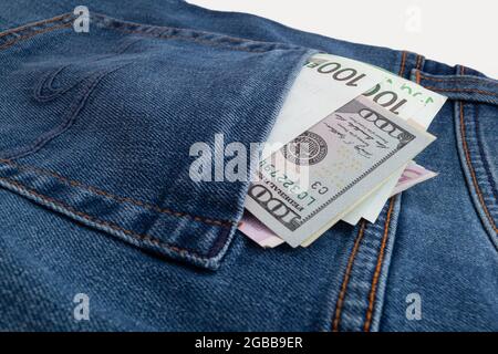 Dollar und Euro ragen aus der Jeans-Tasche Stockfoto