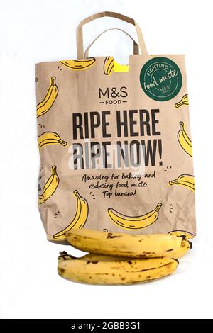 Marks und Spencer schneiden Lebensmittelabfälle durch den Verkauf von extra reifen Bananen zu niedrigen Preisen in Papiertüten komplett mit entsprechenden Rezepten auf der Rückseite.U gedruckt Stockfoto