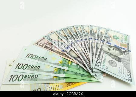 euro- und Dollar-Banknoten auf isoliertem weißem Hintergrund Stockfoto