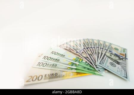 euro- und Dollar-Banknoten auf isoliertem weißem Hintergrund Stockfoto