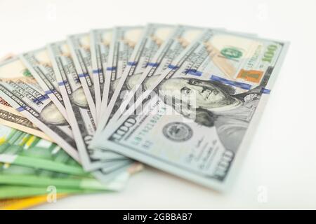 euro- und Dollar-Banknoten auf isoliertem weißem Hintergrund Stockfoto