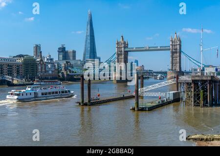 Blick auf die Tower Bridge und den Shard mit Ausflugsboot auf der Themse, London, England, Großbritannien, Europa Stockfoto