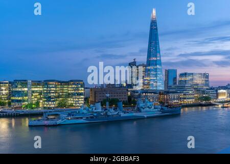 Blick auf den Shard, die HMS Belfast und die Themse von Cheval Three Quays in der Abenddämmerung, London, England, Großbritannien, Europa Stockfoto