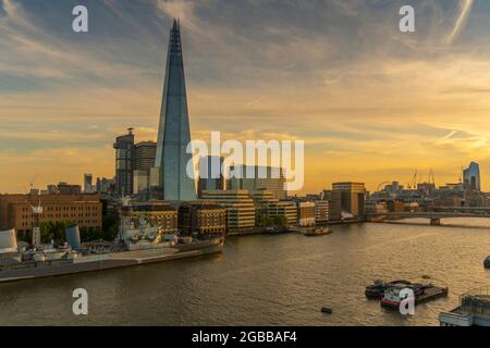 Blick auf den Shard, die HMS Belfast und die Themse von Cheval Three Quays bei Sonnenuntergang, London, England, Großbritannien, Europa Stockfoto