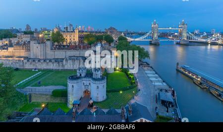 Blick auf die Tower Bridge und den Tower of London, UNESCO-Weltkulturerbe, von Cheval Three Quays in der Abenddämmerung, London, England, Großbritannien, Europa Stockfoto