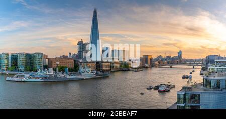 Blick auf den Shard, die HMS Belfast und die Themse von Cheval Three Quays bei Sonnenuntergang, London, England, Großbritannien, Europa Stockfoto