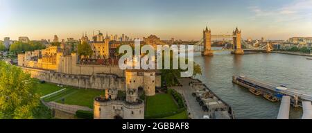 Blick auf den Tower of London, UNESCO-Weltkulturerbe, und die Tower Bridge von Cheval Three Quays bei Sonnenuntergang, London, England, Großbritannien, Europa Stockfoto