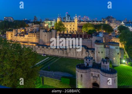 Blick auf den Tower of London, UNESCO-Weltkulturerbe, von Cheval Three Quays in der Abenddämmerung, London, England, Großbritannien, Europa Stockfoto