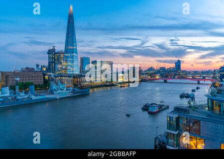 Blick auf den Shard, die HMS Belfast und die Themse von Cheval Three Quays in der Abenddämmerung, London, England, Großbritannien, Europa Stockfoto