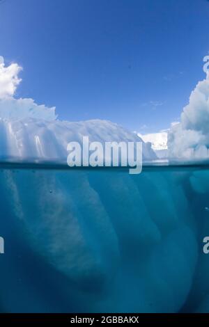 Halb oben und halb unten Foto eines Eisbergs vor Danco Island, Antarktis, Polarregionen Stockfoto