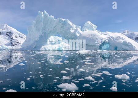 Detail eines Eisbergs in Paradise Bay, Antarktis, Polarregionen Stockfoto