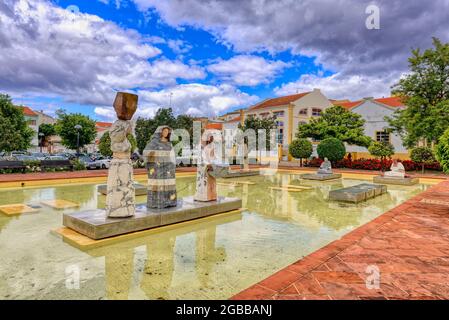 Platz Al Muthamid mit Brunnen und modernen Skulpturen, Silves, Algarve, Portugal, Europa Stockfoto