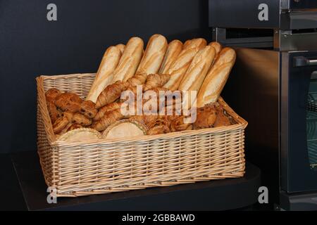 Frisch gebackenes Brot und Gebäck in einem Korb. Stockfoto