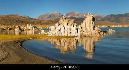 Tuffsteinformationen am Mono Lake, South Tufa State Reserve, Sierra Nevada, Kalifornien, Vereinigte Staaten von Amerika, Nordamerika Stockfoto