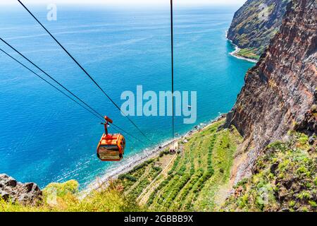 Erhöhte Ansicht der Seilbahn Teleferico do Rancho, die auf steilen Klippen zum Meer abfährt, Camara de Lobos, Madeira, Portugal, Atlantik, Europa Stockfoto