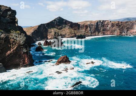 Wellen des Atlantischen Ozeans schlagen auf felsigen Klippen, Sao Lourenco Halbinsel, Canical, Madeira Insel, Portugal, Europa Stockfoto