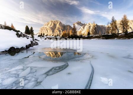 Der Lagazuoi-Berg spiegelt sich im eisigen See Limides bei Sonnenaufgang, Ampezzo Dolomites, Provinz Belluno, Venetien, Italien, Europa Stockfoto