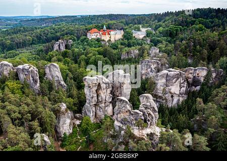 Luftaufnahme der Felsenstadt Hruba Skala mit der Burg im Hintergrund, Böhmisches Paradies, Tschechien, Europa Stockfoto