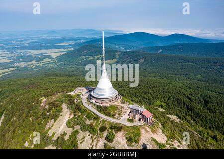 Luftaufnahme des Jested Tower, Fernsehturm und Hotel, dem höchsten Berggipfel des Jested-Kozakov Ridge, Jested, Tschechische Republik, Europa Stockfoto