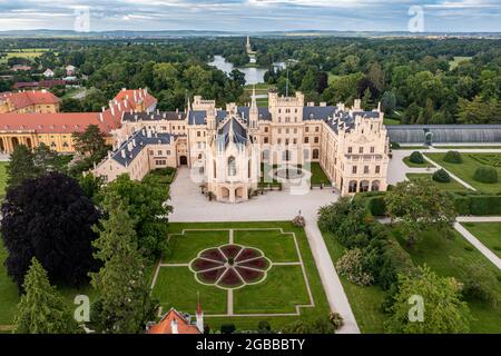 Luftaufnahme des Palastes Lednice, Kulturlandschaft Lednice-Valtice, UNESCO-Weltkulturerbe, Südmähren, Tschechische Republik, Europa Stockfoto