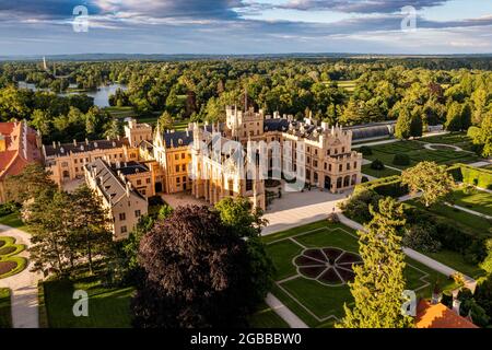 Luftaufnahme des Palastes Lednice, Kulturlandschaft Lednice-Valtice, UNESCO-Weltkulturerbe, Südmähren, Tschechische Republik, Europa Stockfoto