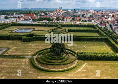 Luftaufnahme der botanischen Gärten und des Schlosses in Kromeriz, UNESCO-Weltkulturerbe, Region Zlin, Tschechische Republik, Europa Stockfoto