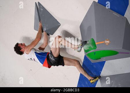 Tokio, Japan. August 2021. Der tschechische Bergsteiger Adam Ondra nimmt an der Boulder-Qualifikation während der Olympischen Sommerspiele 2020 in Tokio am 3. August 2021 Teil. Quelle: Ondrej Deml/CTK Photo/Alamy Live News Stockfoto