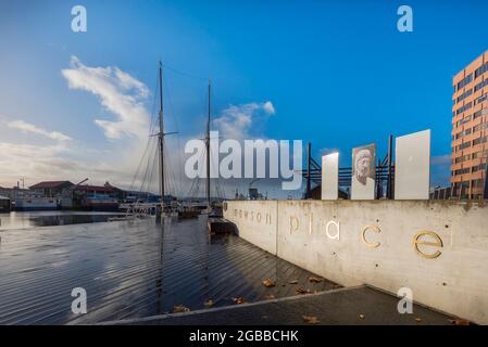 Ein 1890 erbautes Haus im späten viktorianischen Stil in einer der vielen steilen Straßen im inneren Vorort Glebe von Hobart, Tasmanien, Australien Stockfoto