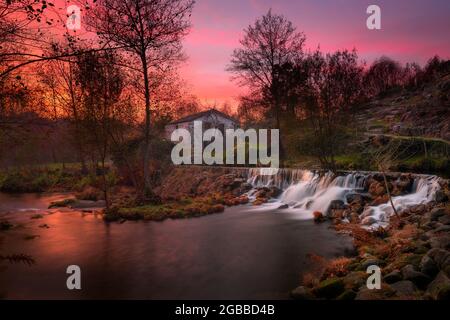 Mondim de Basto Wasserfall mit einem Mühlenhaus bei Sonnenuntergang, Norte, Portugal, Europa Stockfoto